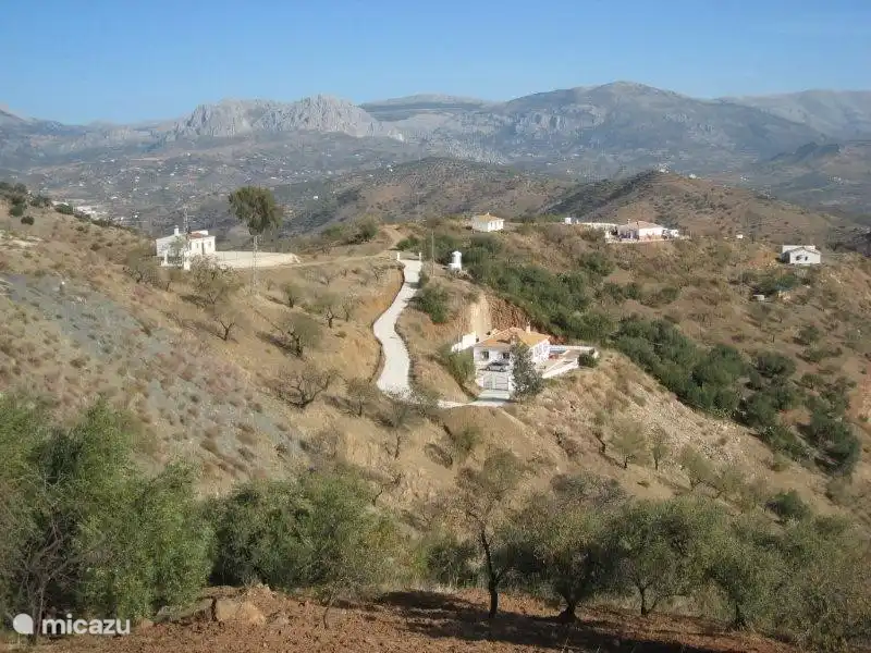 De ligging vrij in de natuur met uitzicht over de vallei en de bergen.