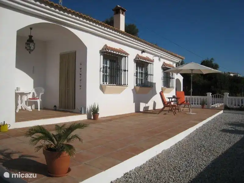 Een zeer groot terras aan de voorzijde met een adembenemend uitzicht over de vallei.