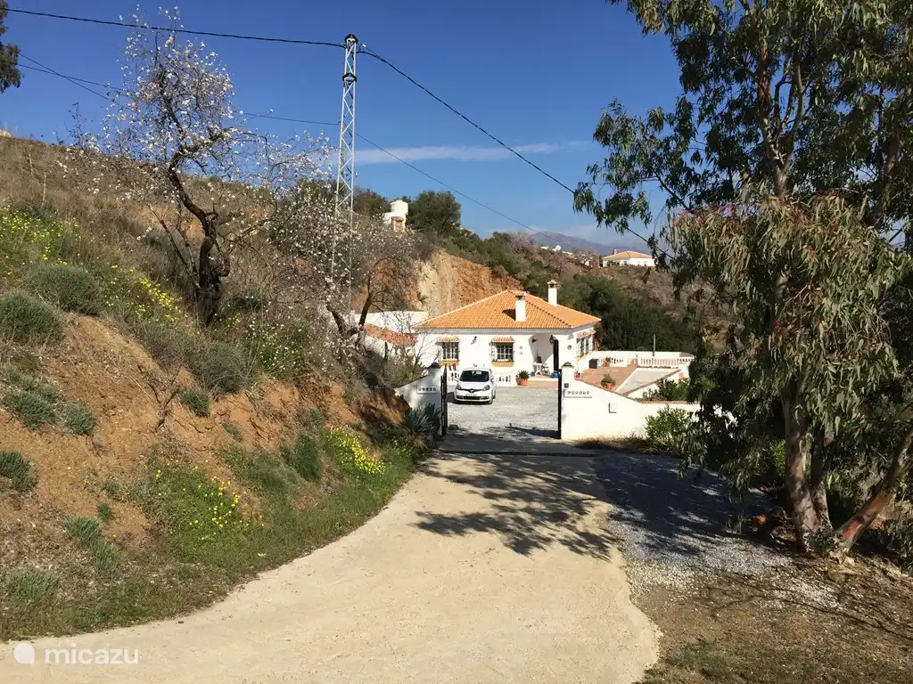Het terrein is ruim, voldoende parkeergelegenheid 