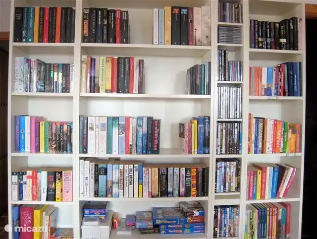 Recente boeken, dvd's, cd's, spelletjes
Op onze website staat de volledige lijst met titels. Bespaar gewicht in uw (hand)bagage.