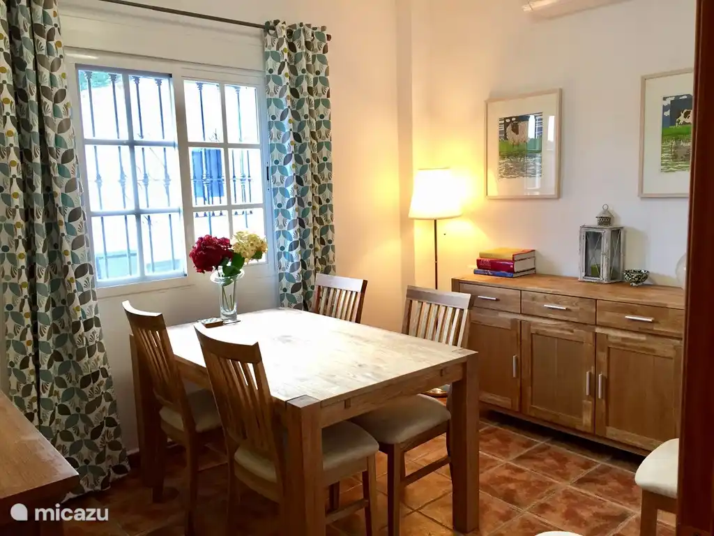 Eetkamer, tafel kan vergroot en uitgebreid tot totaal 6 stoelen.