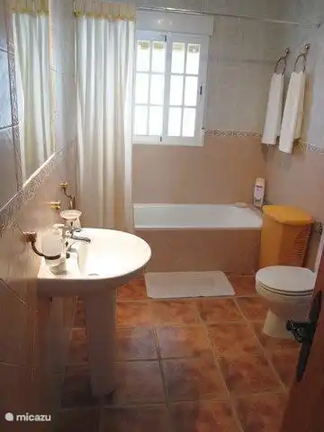 Er is een moderne badkamer. In de badkamer treft u een bad met douche, een wastafel, een wc en een bidet. 
