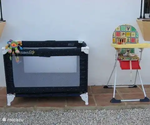 Alle voorzieningen voor kinderen aanwezig: bedje, kinderstoel, triptrapstoel, badje, babyfoon, blender, bordjes/bekers/plastic bestek, heel veel speelgoed en spelletjes.