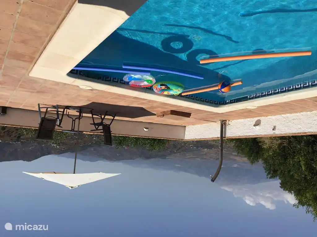 Heerlijk zwembad met waterspeelgoed voor kinderen