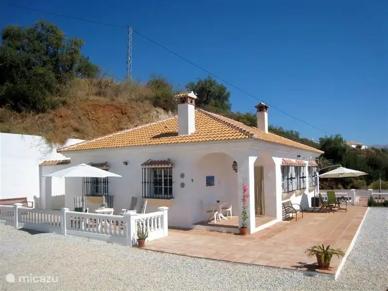 Er zijn meerdere terrassen. Er is het terras rondom het zwembad en er is een groot terras aan de voor- en zijkant van het huis. Hierdoor kun je altijd kiezen voor een plekje in zowel zon als de schaduw.