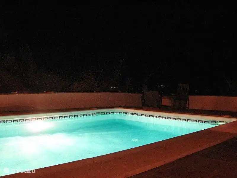 Verlicht zwembad voor zwoele avonden