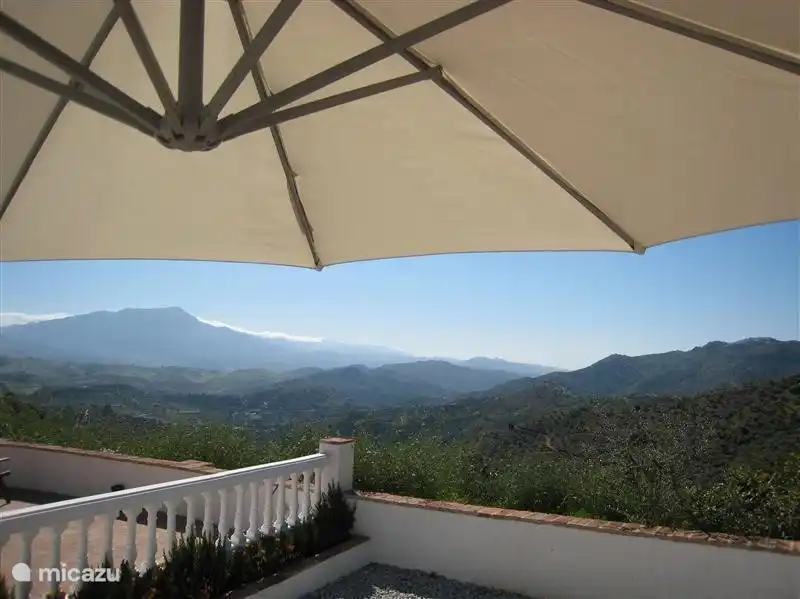 Vanaf het terras een adembenemend uitzicht over de grote vallei.