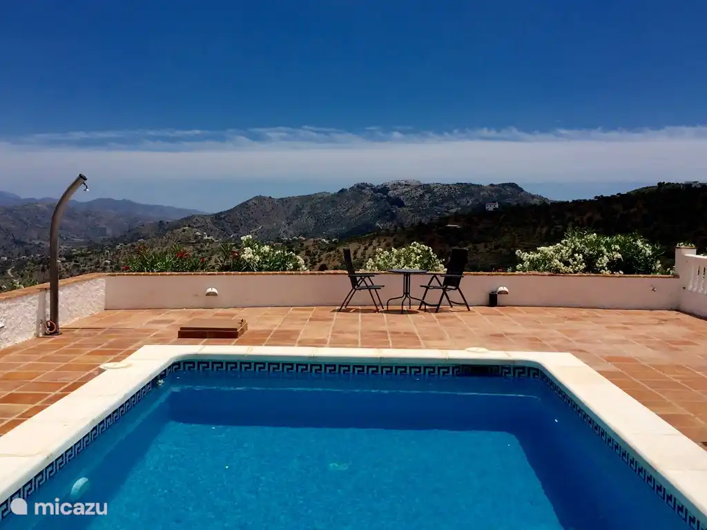 Zoutwater Zwembad met volledige privacy op het terras en ook nog eens een geweldig uitzicht over de bergen.