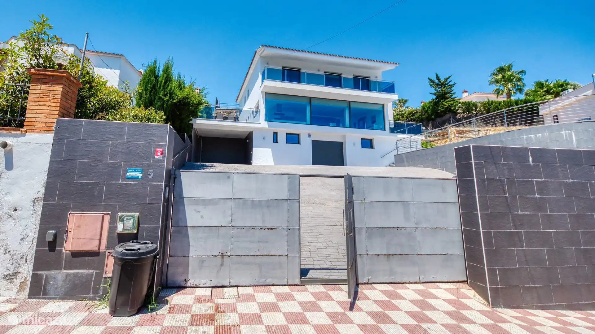 Moderne villa, enorm privé zwembad en rustig gelegen!