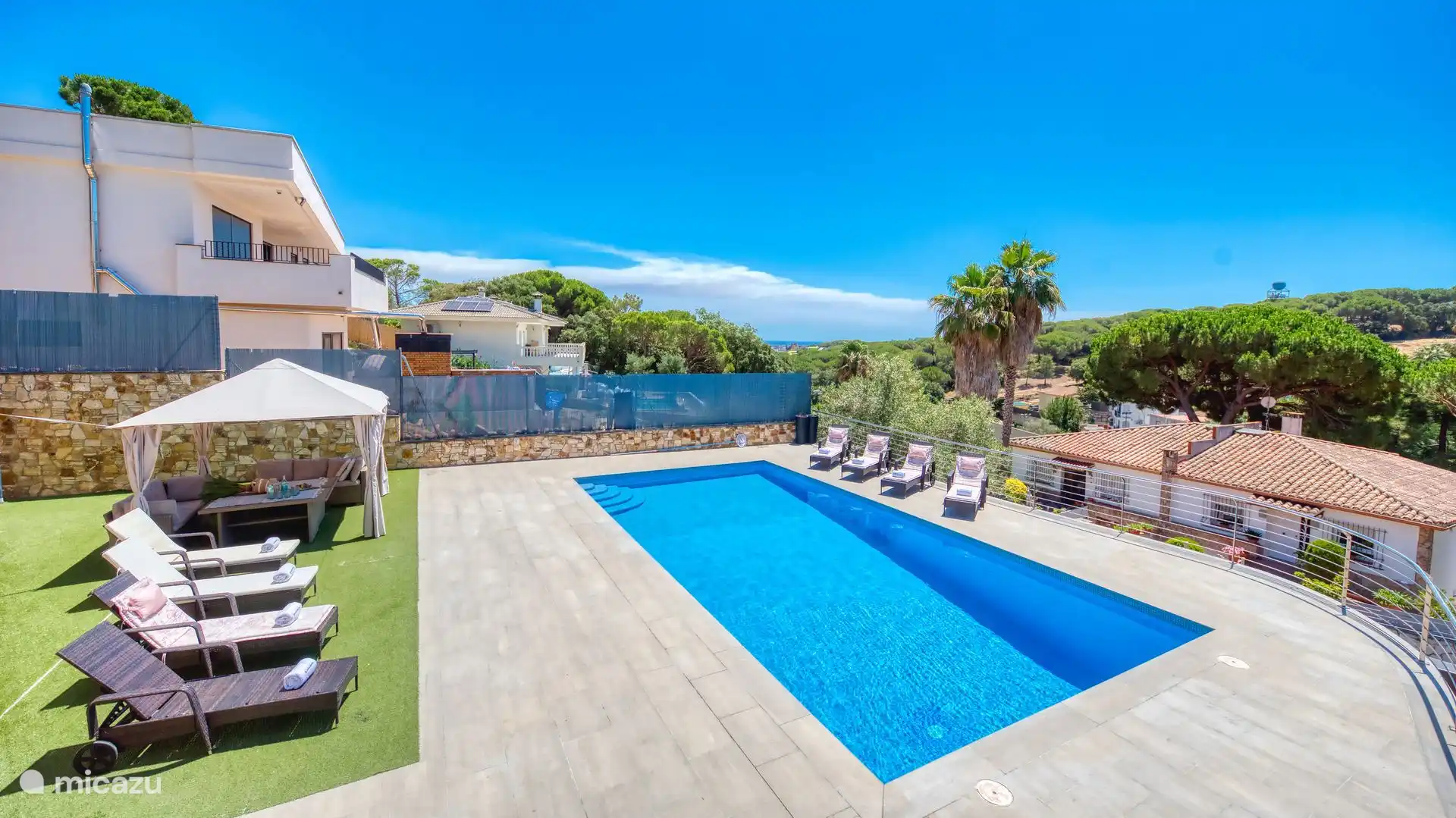 Moderne villa, enorm privé zwembad en rustig gelegen!
