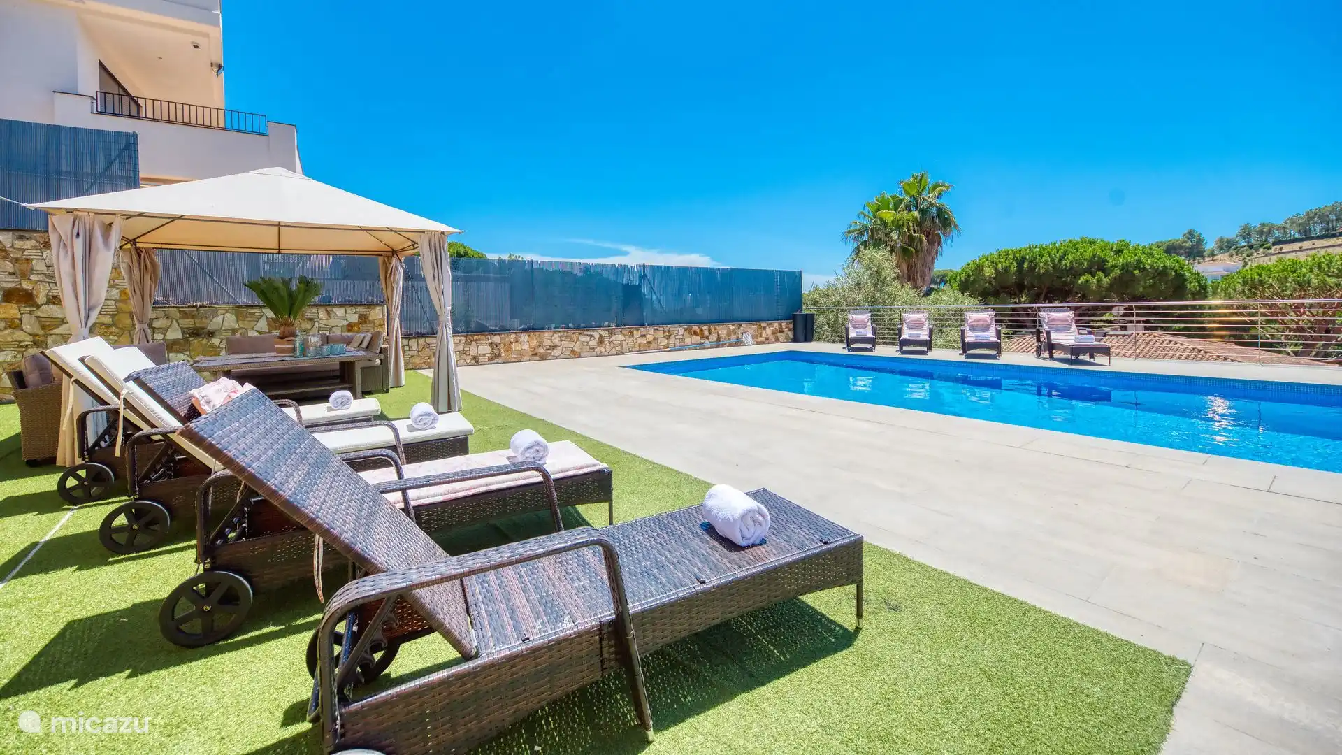 Moderne villa, enorm privé zwembad en rustig gelegen!