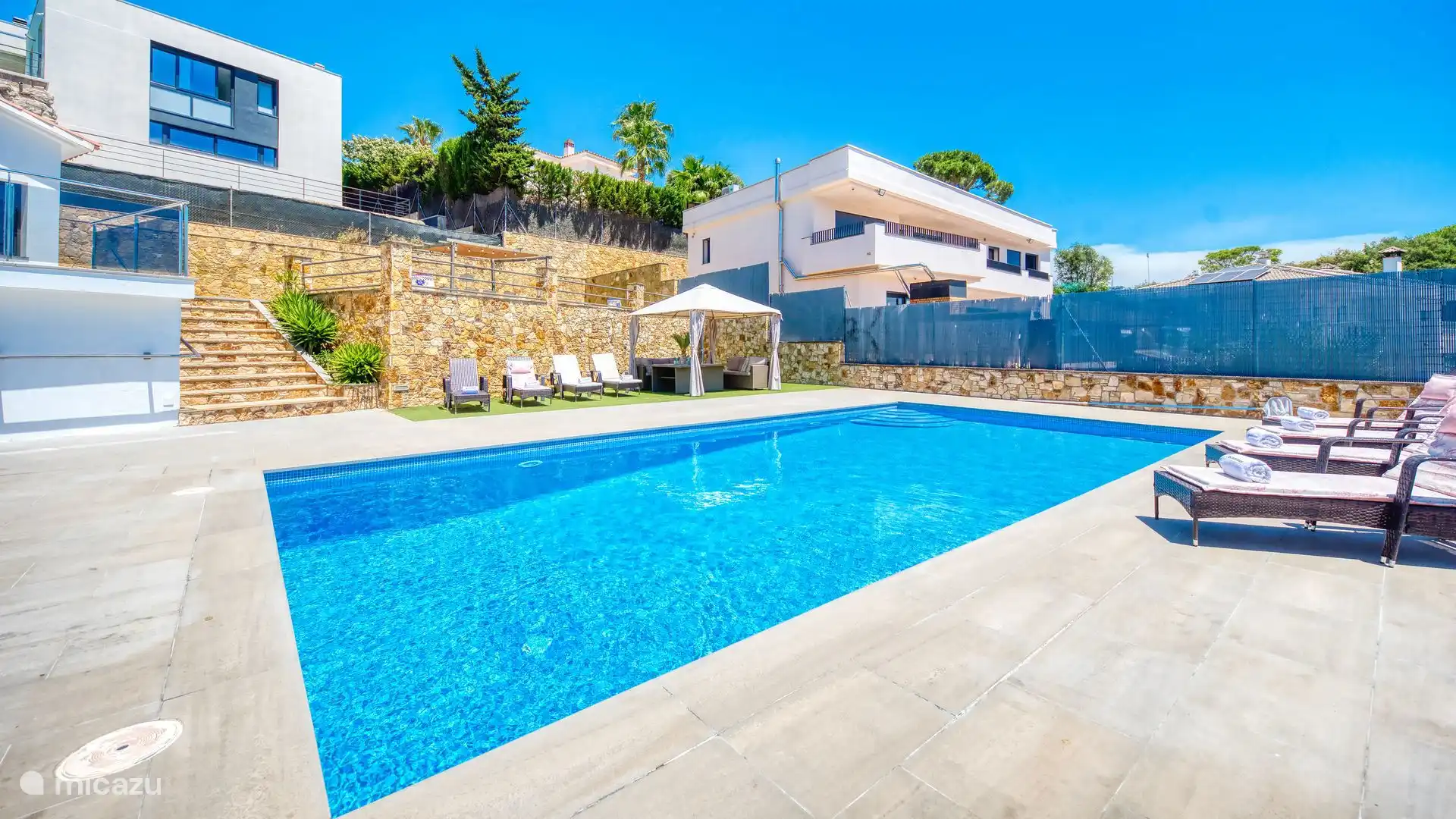 Moderne villa, enorm privé zwembad en rustig gelegen!