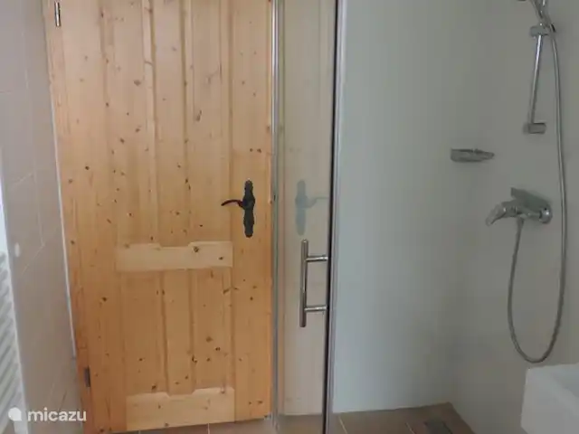 zum hirsch en Alemania, Eifel, Uedelhoven - chalet 2º baño con ducha, lavabo e inodoro.