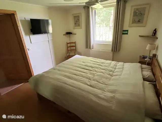 zum hirsch en Alemania, Eifel, Uedelhoven - chalet El dormitorio tiene una cama doble grande y TV.