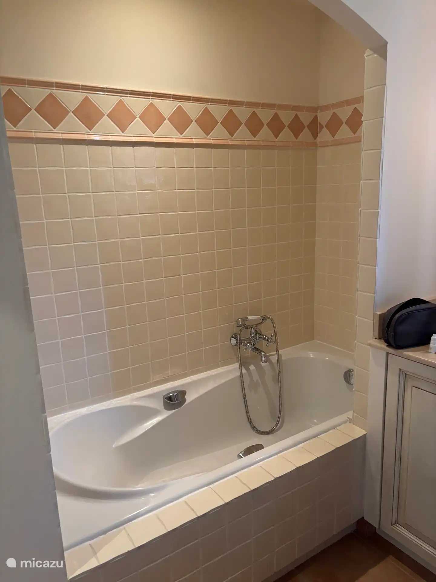 Salle de bain avec baignoire et douche séparée (douche non sur la photo) 