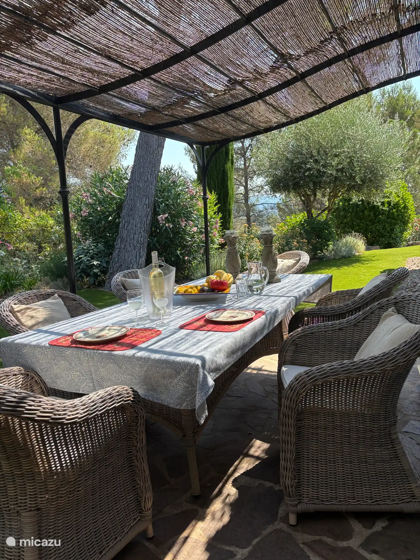 Table à manger dans le jardin. Détendez-vous sur les rochers rouges du Massif des Maures