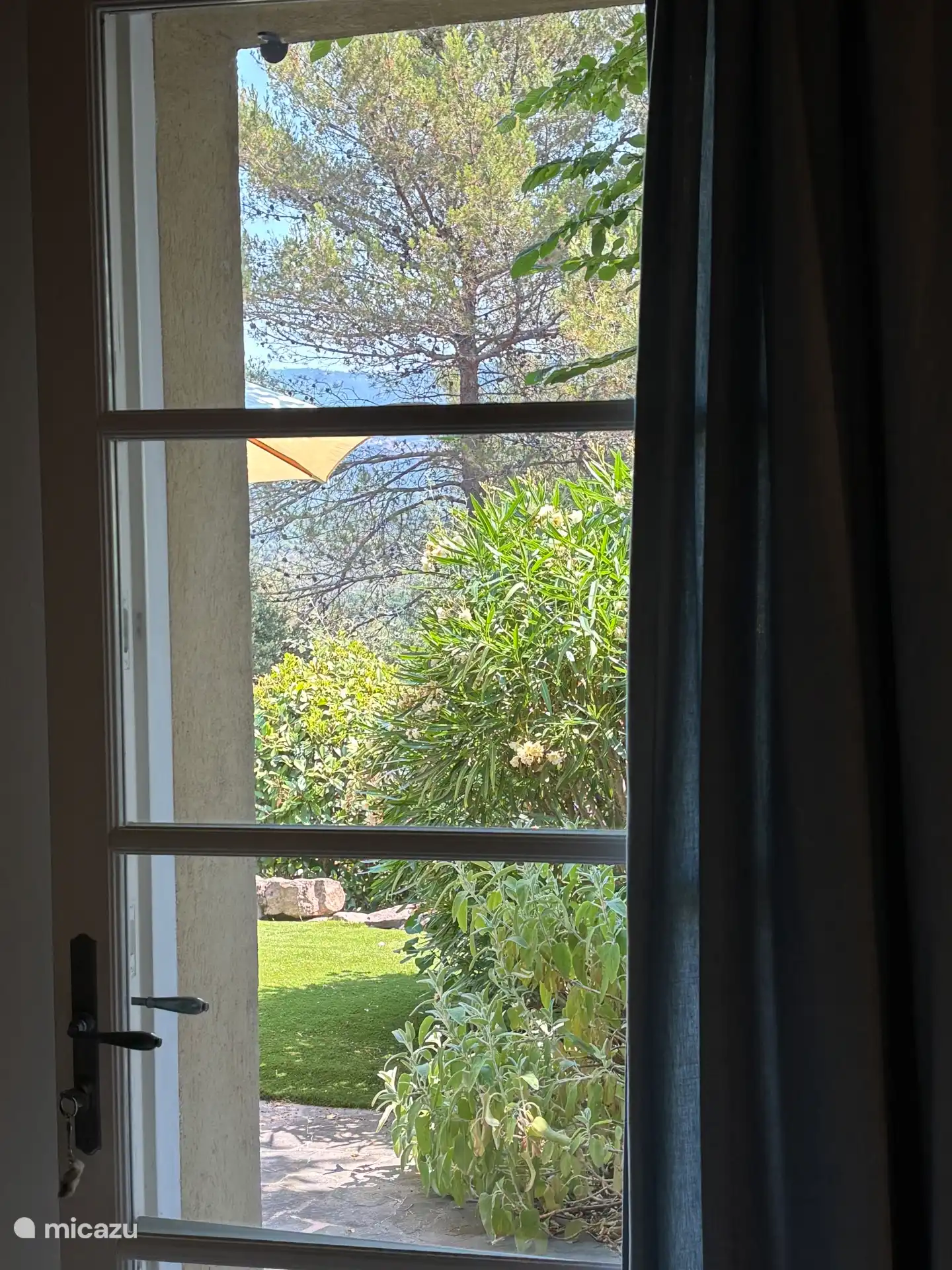 Chambre 3 avec un lit double et vue sur le jardin 