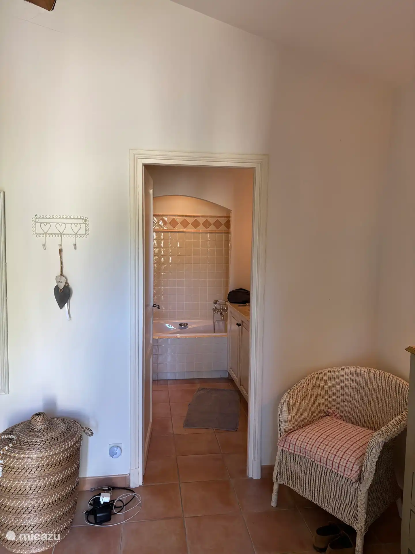 On se rend à la salle de bain (baignoire, douche, toilettes 