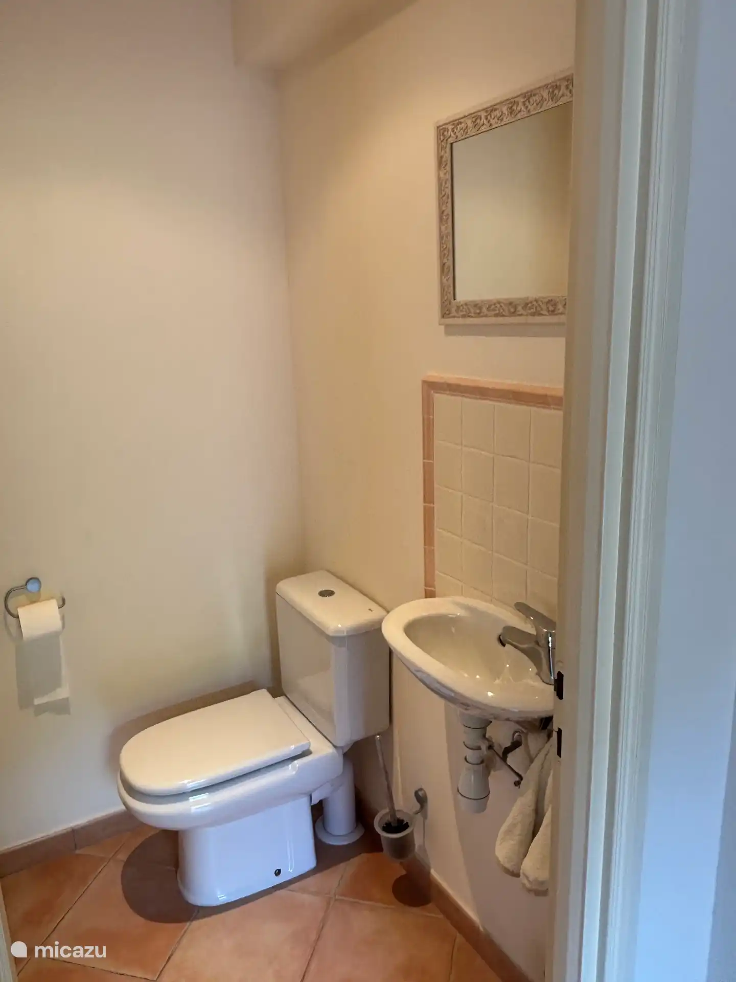 Toilettes adjacentes au salon 