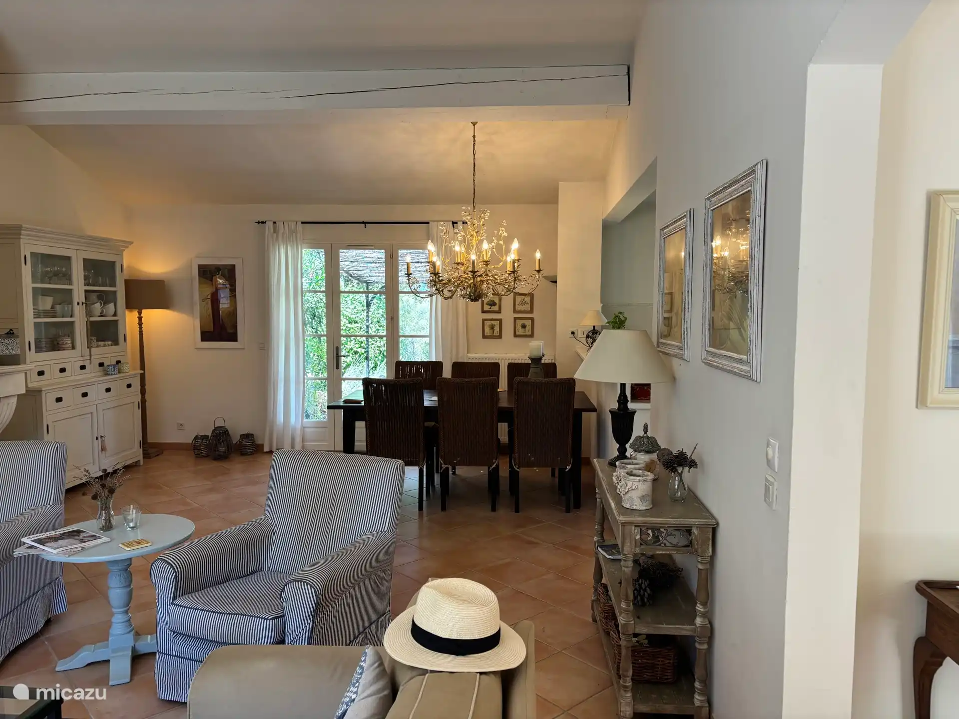 Salon avec places assises, table à manger et portes de patio donnant sur le jardin 