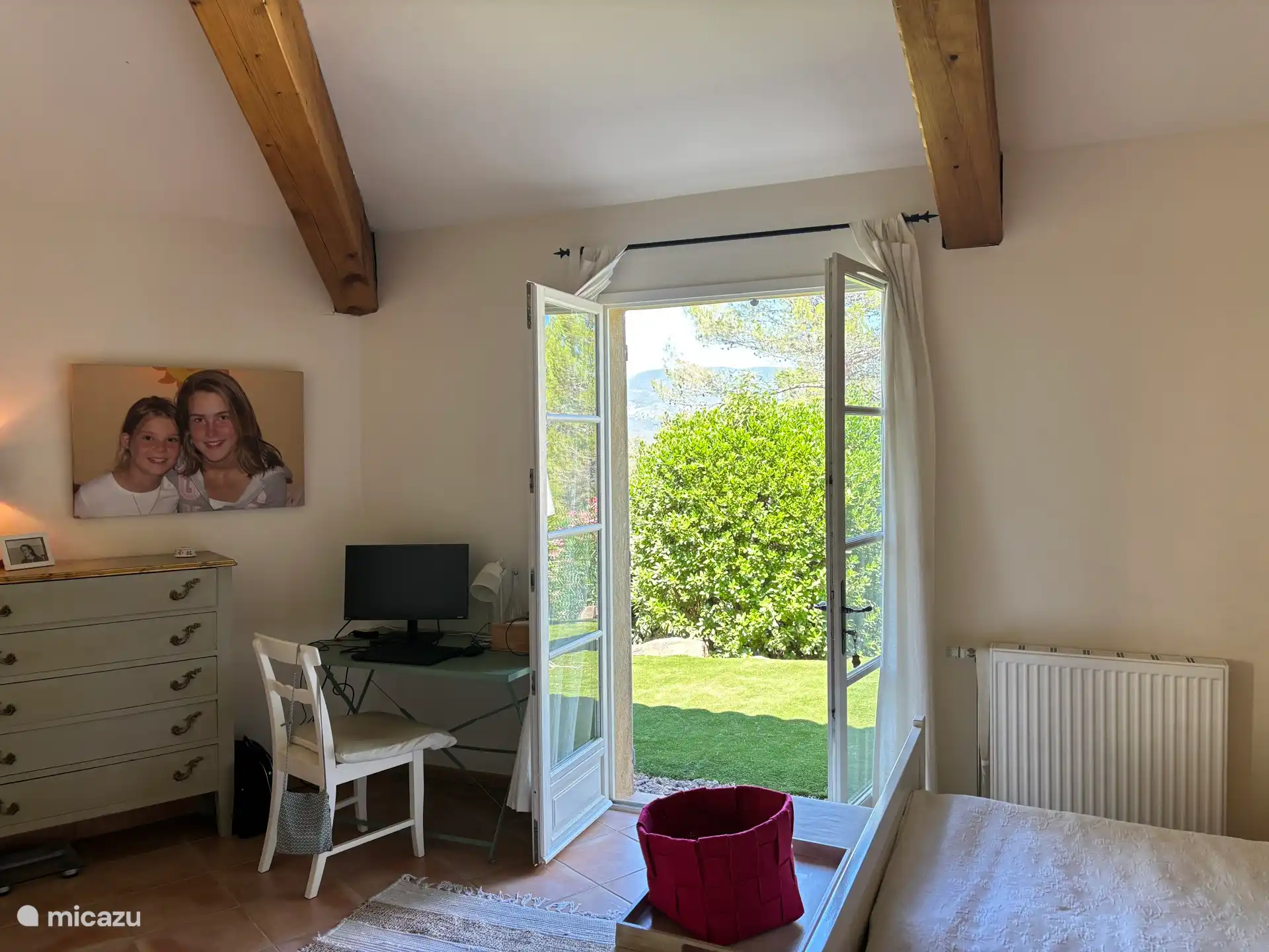 Chambre spacieuse avec lit double et portes-fenêtre donnant sur le jardin. Des armaires encastrées spacieuses. Traverse jusqu’aux toilettes. 