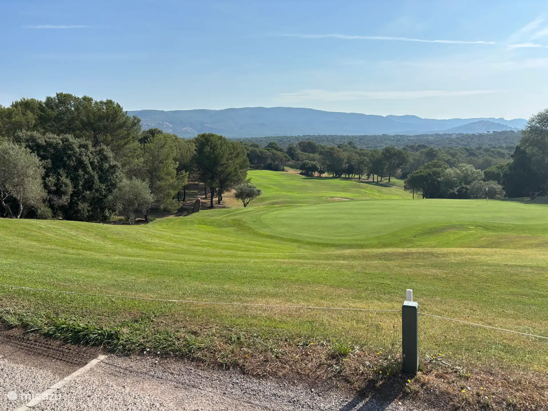 Photo du trou 18 prise depuis la magnifique terrasse du golf de St Endreol 