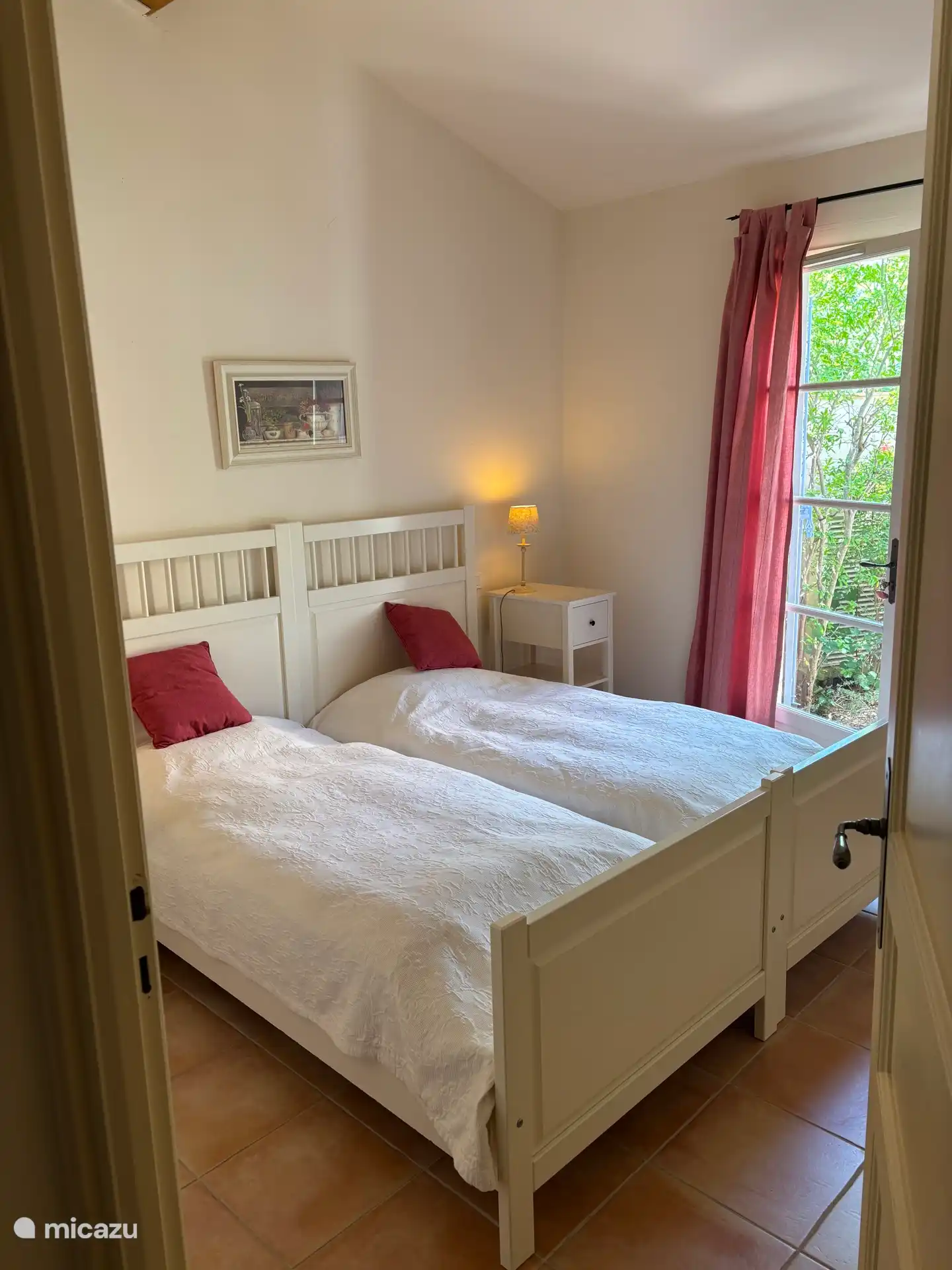 Chambre 2 avec 2 lits simples et une grande armoire encastrée 