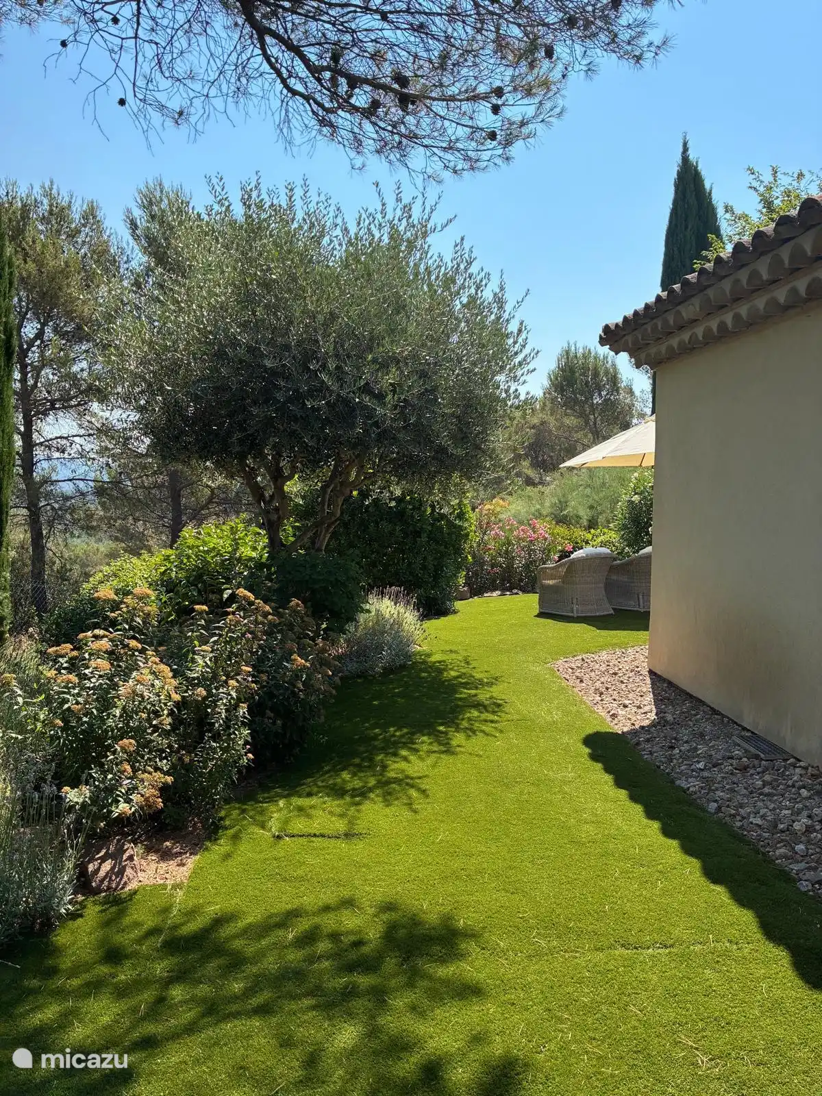 Jardin arrière avec 2ème terrasse. Vue dégagée sur le parcours de golf et le Massif des Maures 