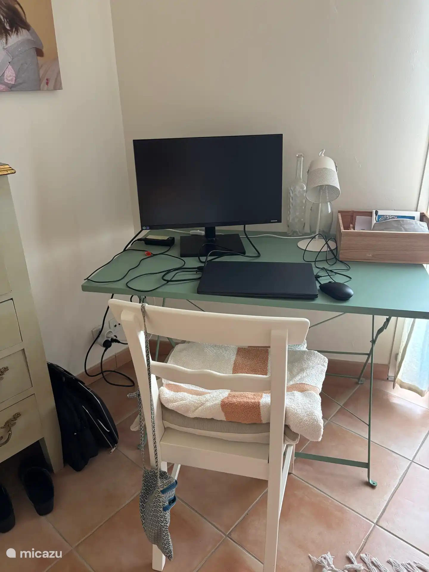 Espace d’étude dans la chambre avec climatisation 