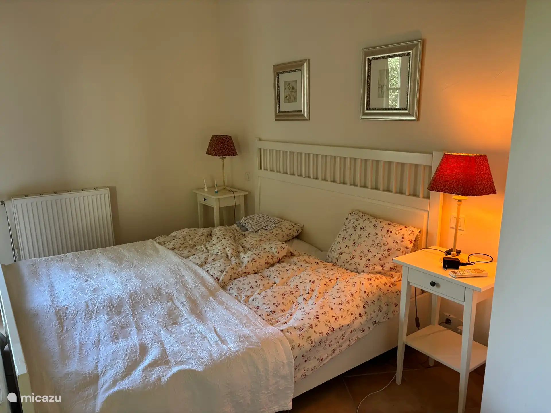 Chambre 1 spacieuse et haute, avec un lit double. Avec la climatisation 