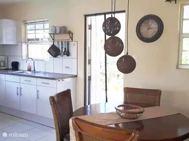 casa vacacional en Aruba, Norte, Tanki Leendert – Casa de vacaciones Bon Bini También puedes comer en el interior y disfrutar en el acogedor comedor.