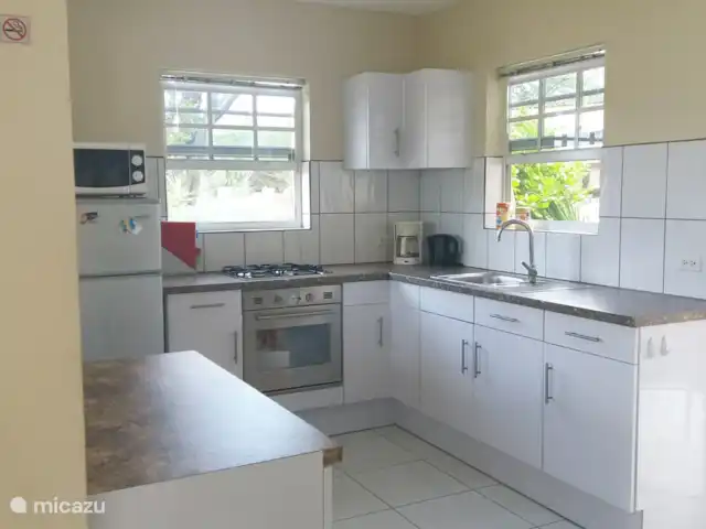 casa vacacional en Aruba, Norte, Tanki Leendert – Casa de vacaciones Bon Bini La hermosa cocina con horno y microondas para los deliciosos platos que puedes hacer.