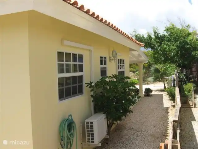 casa vacacional en Aruba, Norte, Tanki Leendert – Casa de vacaciones Bon Bini Vista lateral. Nuestra cabaña tiene un jardín alrededor, donde podrá disfrutar de la flora y la fauna de Aruba.