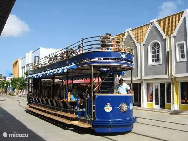 casa vacacional en Aruba, Norte, Tanki Leendert – Casa de vacaciones Bon Bini Con estos trenes puedes ir de un lado a otro de la calle comercial. Y es gratis.