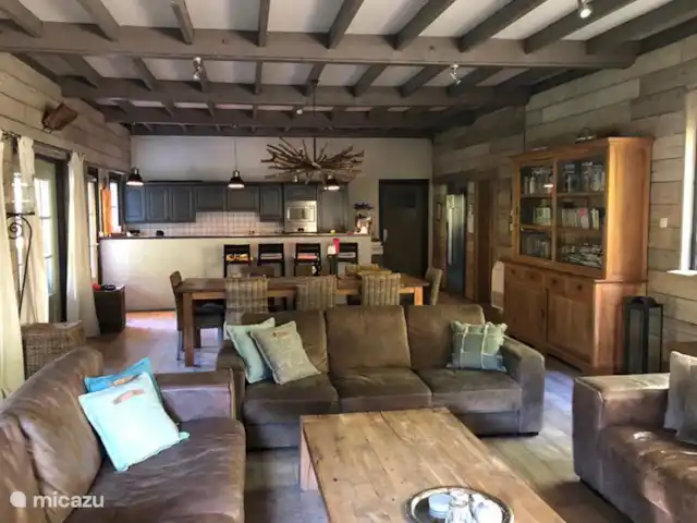 Cap Vert en Bélgica, Ardenas, La Roche-en-Ardenne - casa vacacional Salón y cocina