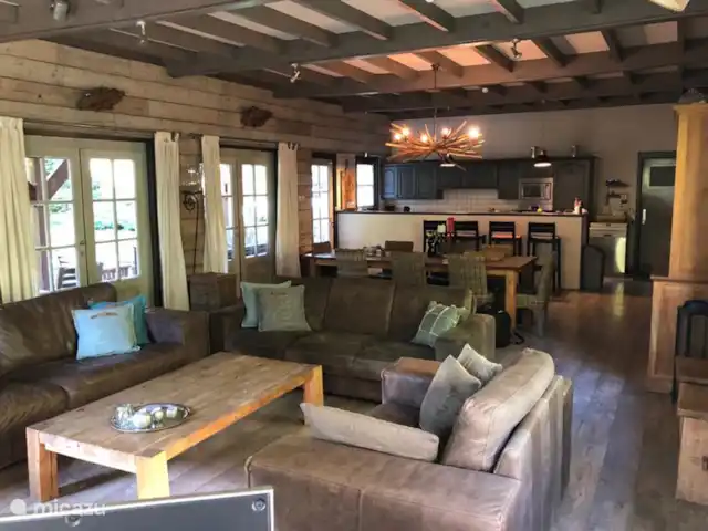 Cap Vert en Bélgica, Ardenas, La Roche-en-Ardenne - casa vacacional Salón y cocina