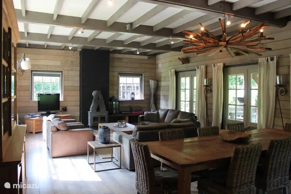 Wohnzimmer mit Flachbildfernseher und Kamin