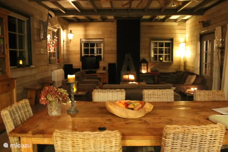 Esstisch mit Geselligkeit