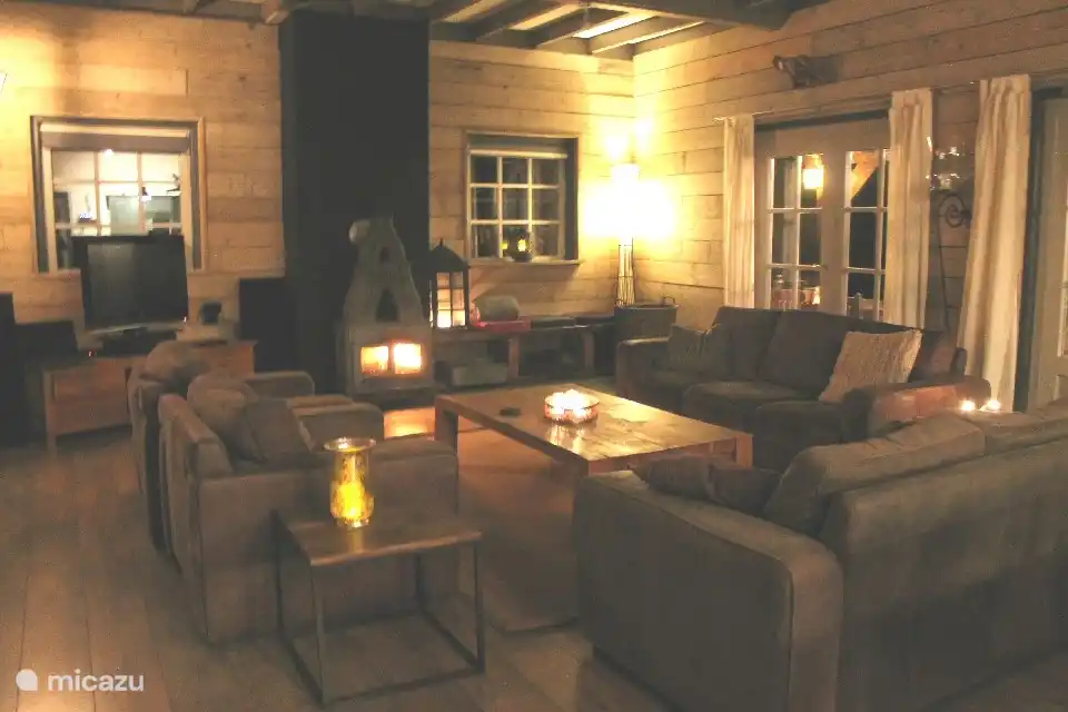 Abends beleuchtetes Wohnzimmer