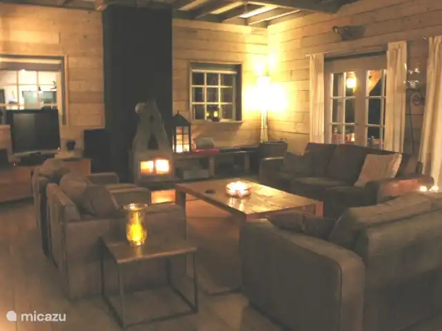Cap Vert en Bélgica, Ardenas, La Roche-en-Ardenne - casa vacacional Sala de estar atractivamente iluminada por la noche