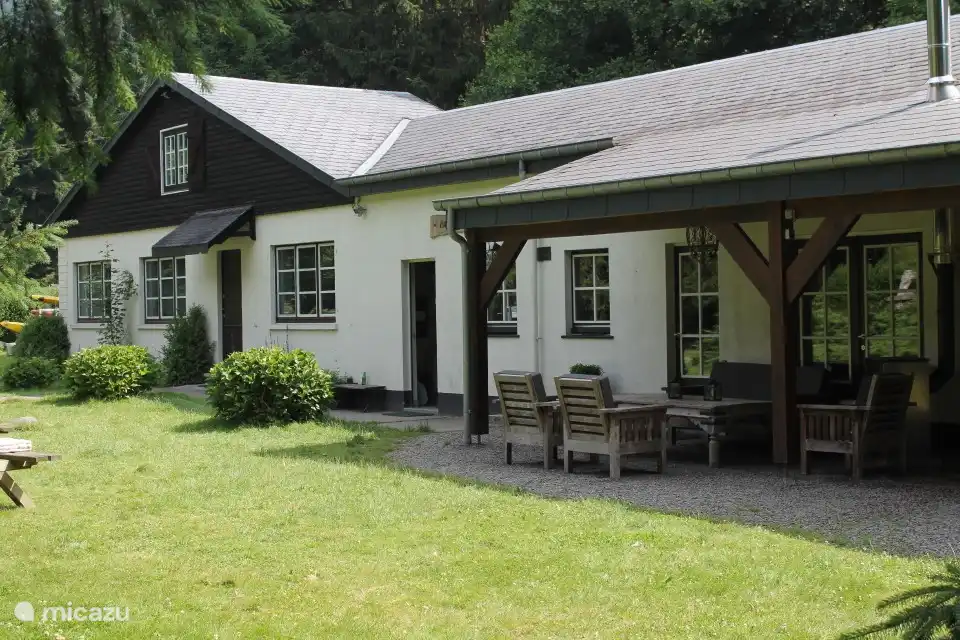 Vor dem Haus mit Markise, so dass Sie oft draußen sitzen können