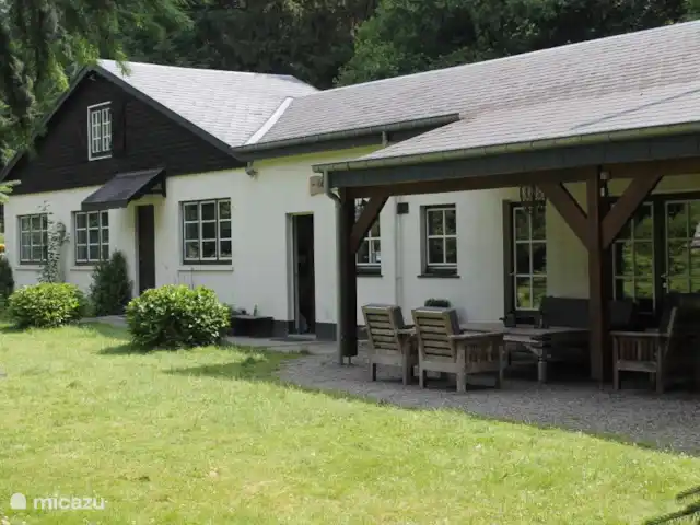 Cap Vert en Bélgica, Ardenas, La Roche-en-Ardenne - casa vacacional Frente de la casa de vacaciones con toldo, por lo que a menudo puede sentarse afuera