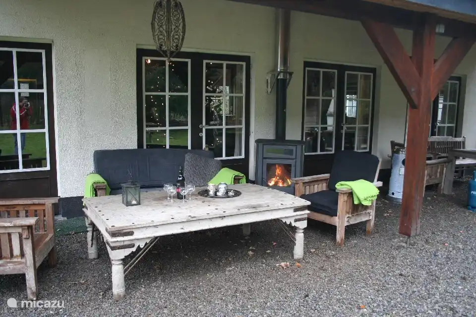 Sitzen Sie draußen am Außenkamin