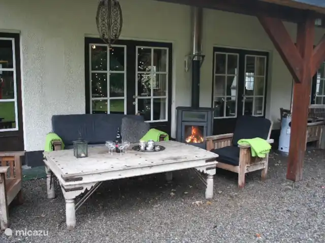 Cap Vert en Bélgica, Ardenas, La Roche-en-Ardenne - casa vacacional Siéntate afuera junto a la chimenea al aire libre.