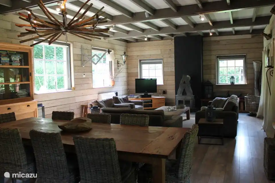 Großzügiger Esstisch für 10 Personen