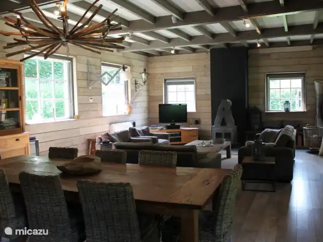 Cap Vert en Bélgica, Ardenas, La Roche-en-Ardenne - casa vacacional Amplia mesa de comedor para 10 personas.