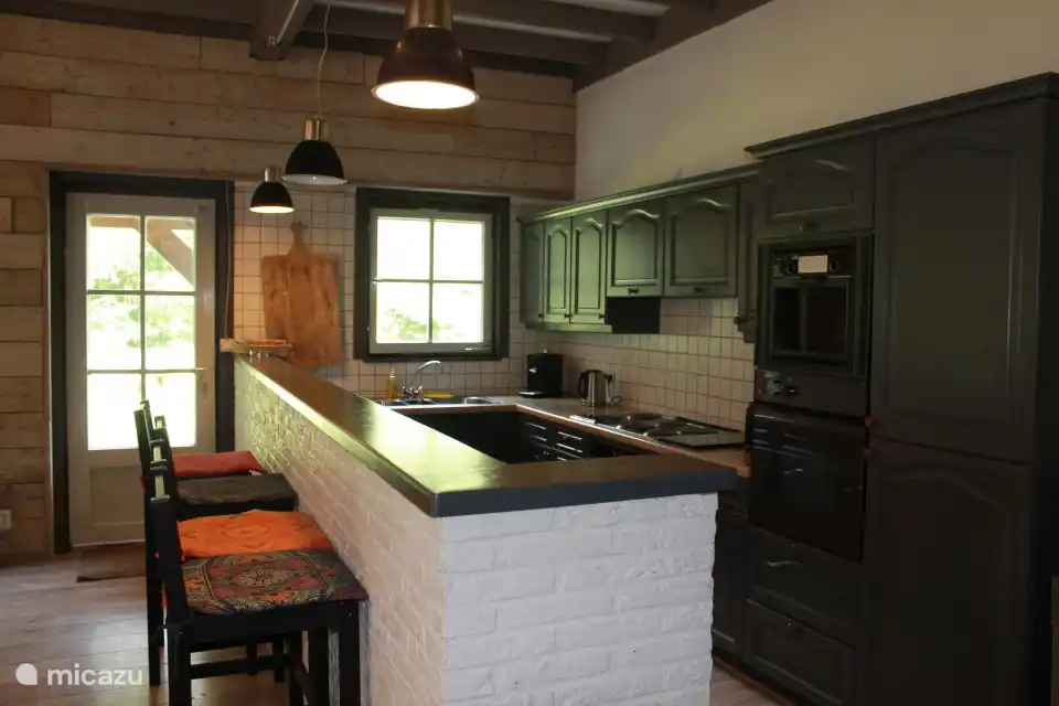 Große Küche mit verschiedenen Geräten.