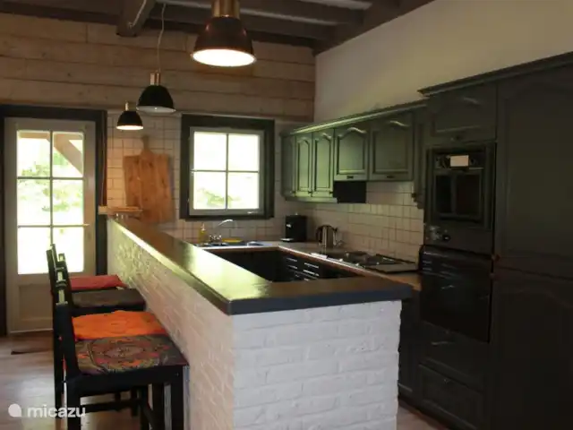 Cap Vert en Bélgica, Ardenas, La Roche-en-Ardenne - casa vacacional Amplia cocina con varios equipos.