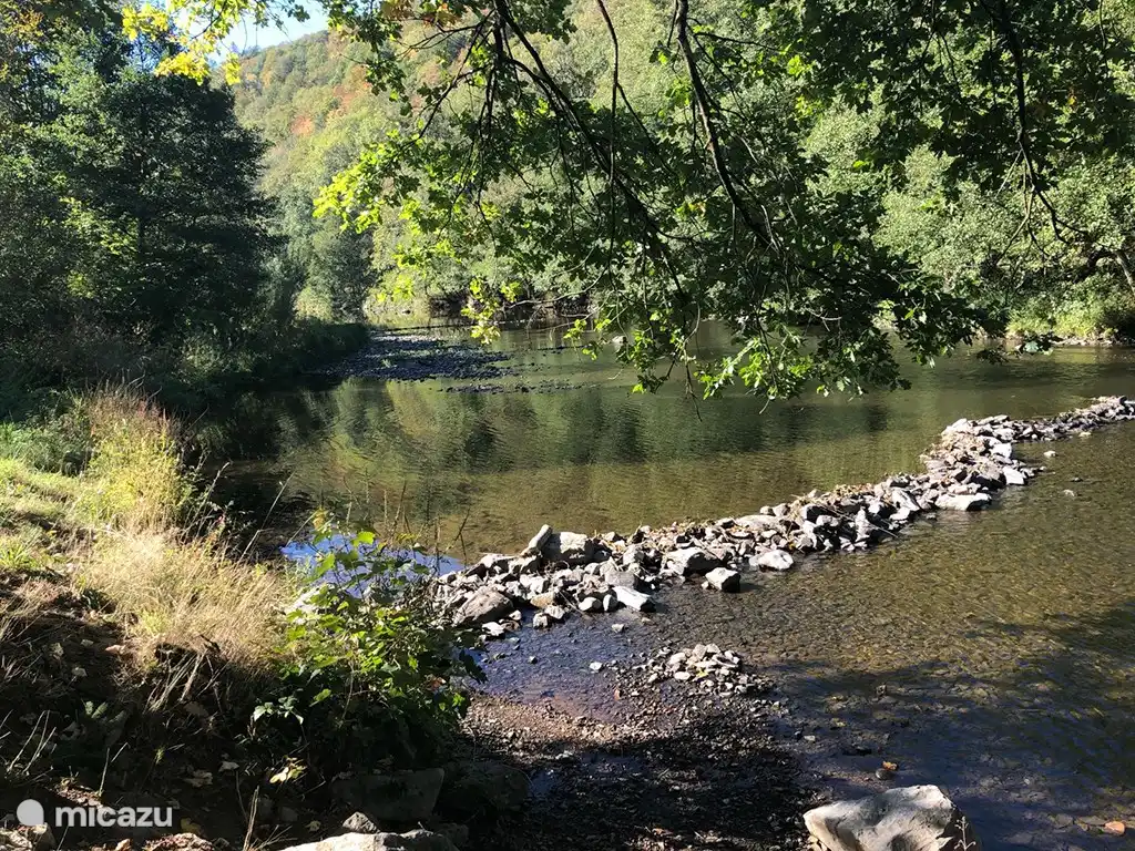 Der Fluss De Ourthe liegt im Vorgarten