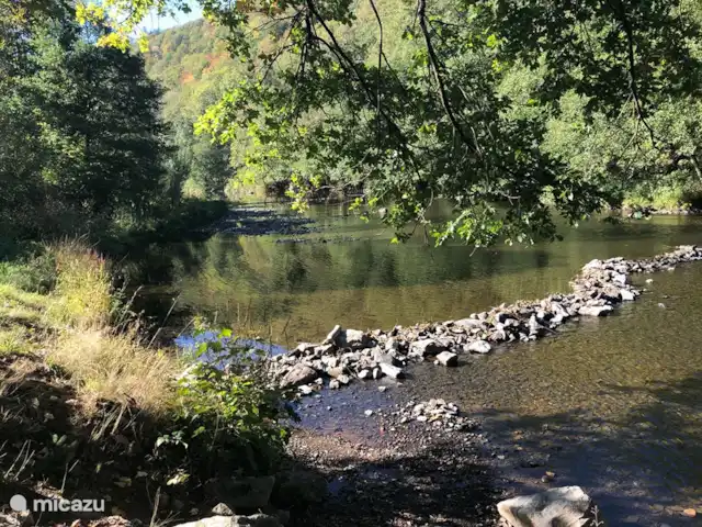 Cap Vert en Bélgica, Ardenas, La Roche-en-Ardenne - casa vacacional River De Ourthe se encuentra en el jardín delantero.